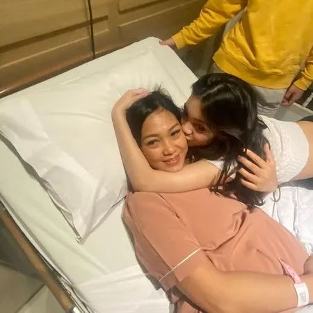 Penuh Haru dan Bahagia, 8 Potret Detik-detik Nola B3 Melahirkan Anak ke-4 - Wajah Cantik Sang Buah Hati Curi Perhatian