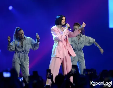 Penuh Pesona, Dua Lipa Tampil Energik dan Tetap Cantik