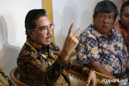 Perlihatkan Foto Memeluk Wanita Berbikini, Hotma Sitompul Sebut Hotman Paris Contoh Buruk Bagi Advokat Muda