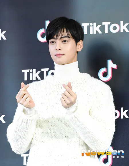 Pesona Ganteng Cha Eun Woo Memakai Busana Simple Di Event Tik Tok Kapanlagi Com