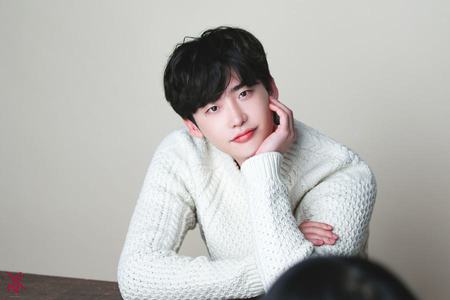 Pesona Ganteng Lee Jong Suk Dalam Deretan Foto Profil Agensi