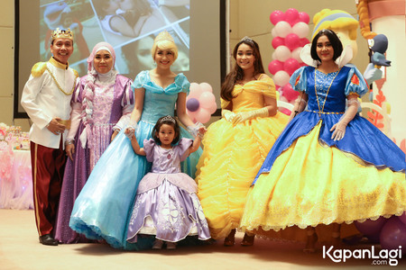 Pesta Ala Disney Ayu Ting Ting Beli Kue Ulang Tahun Dari Mekah Kapanlagi Com