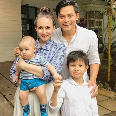 Potret Akrab Dan Mirip Ahmad Affandy Bersama Sang Anak Tiri Kapanlagi Com