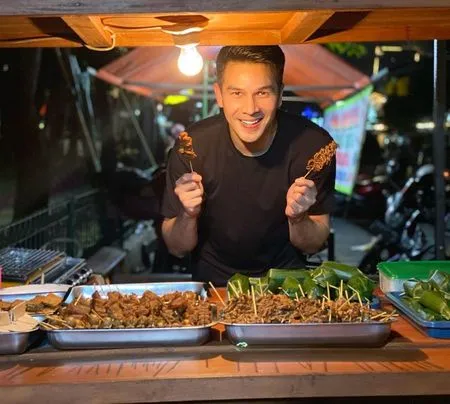 Potret Aktivitas Jonathan Frizzy di Tengah Proses Perceraian, Bikin Bisnis Angkringan Sederhana