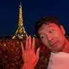 Potret Aktor Marvel Simu Liu Resmi Lamar Kekasih di Paris, Romantis dengan Latar Menara Eiffel