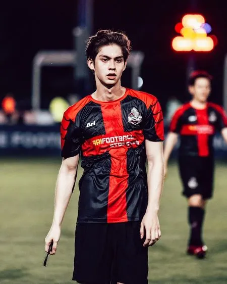 Potret Aktor Thailand Saat Main Bola, Pamer Jidat - Keringatan Bikin Makin Ganteng