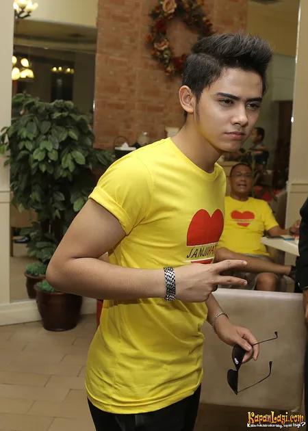 Potret Aliando Syarief Berkejaran Dengan Fans Ganteng Banget Kapanlagi Com