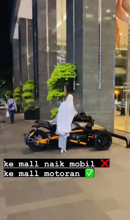 Potret April Jasmine Kala Pamer ke Mall Naik Moge 700 Juta, Dihujat Netizen: Istri Ustaz Kok Riya'