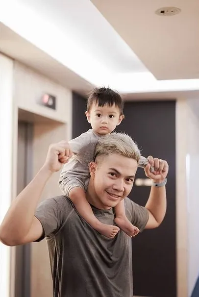Potret Arie Dwi Andhika Momong Anak, Hot Daddy Kesayangan - Banjir Pujian Netizen