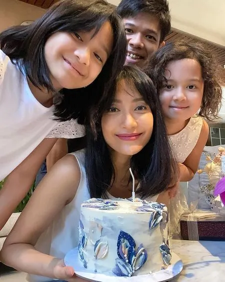 Potret Artika Sari Devi Ulang Tahun ke-42, Pesona Cantiknya Tak Pernah Luntur - Hot Mom yang Begitu Glowing!