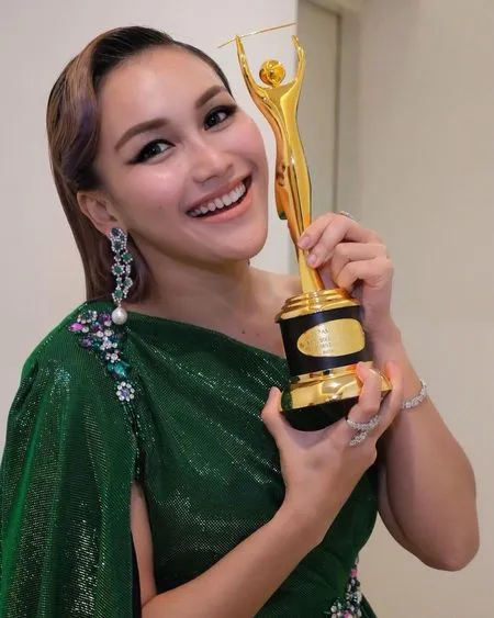 Potret Ayu Ting Ting di AMI Awards 2021, Cantik Banget Pakai Gaun Hijau - Foto Bareng Ivan Gunawan