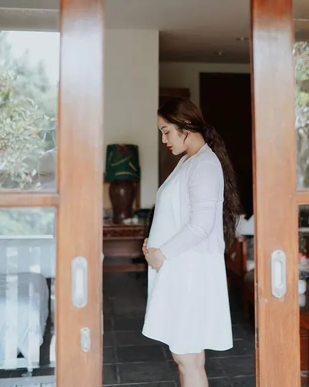 Potret Babybump Siti Badriah Kala Babymoon di Resort, Suami Cium Mesra Perut - Bahagia Banget