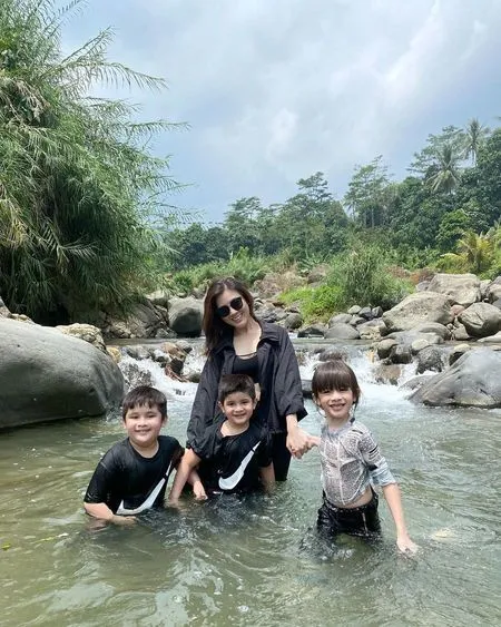 Potret Bahagia Dhena Devanka di Tengah Perceraiannya Dengan Jonathan Frizzy, Main Bareng Anak ke Alam - Banjir Dukungan Netizen