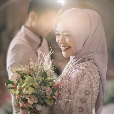 Potret Bahagia Ria Ricis dan Teuku Ryan Usai Lamaran, Wajahnya Disebut Mirip - Kompak Tutup Satu Mata dengan Setangkai Bunga Melati
