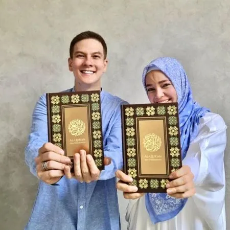 Potret Bertrand Antolin Wakaf Alquran di Bulan Ramadan Meski Berbeda Agama, Punya Jiwa Sosial Tinggi
