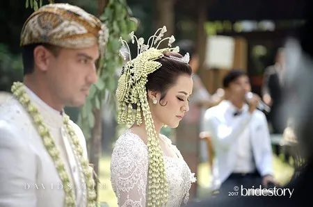 Potret Cantik Pernikahan Adat Sunda Raisa Hamish Daud Elegan Kapanlagi Com Potret Cantik Pernikahan Adat Sunda Raisa Hamish Daud Elegan Kapanlagi Com