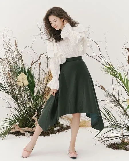 Potret Cantiknya Song Hye Kyo dengan Berbagai Style Sepanjang Pemotretan di Tahun 2020