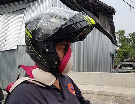 Potret Cara Pakai Masker Yang Super Aneh Berani Pakai Di Jalan M Kapanlagi Com