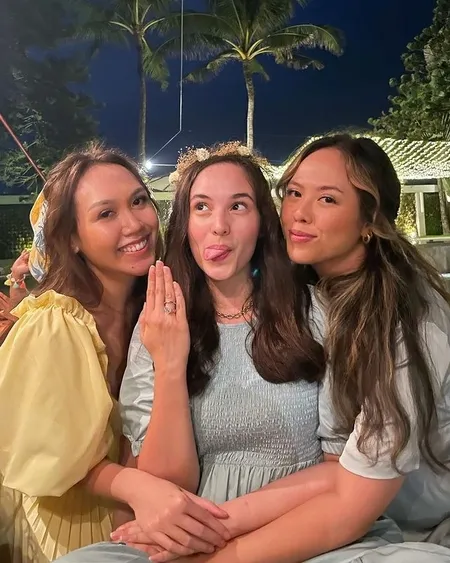 Potret Chelsea Islan Dilamar Rob Clinton Kardinal, Dipinang di Hadapan Keluarga di Bali - Romantis Abis!