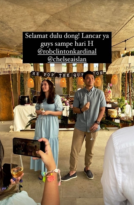 Potret Chelsea Islan Dilamar Rob Clinton Kardinal, Dipinang di Hadapan Keluarga di Bali - Romantis Abis!