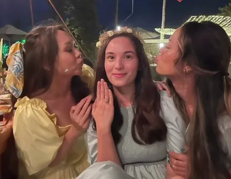 Potret Chelsea Islan Dilamar Rob Clinton Kardinal, Dipinang di Hadapan Keluarga di Bali - Romantis Abis!