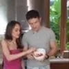 Potret Cinta Laura Seru-Seruan Masak Pepes Ikan Bareng Arya Vasco, Enak Meski Bentuknya Tak Sempurna