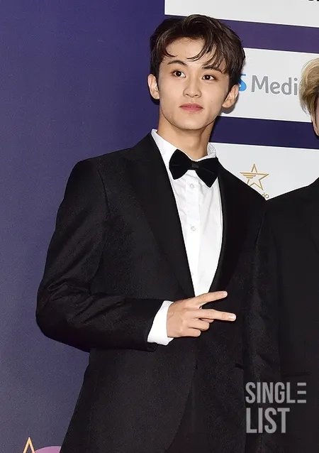 Potret Deretan Idol Cowok yang Dinilai Paling Sempurna di Red Carpet Dream Concert 2021