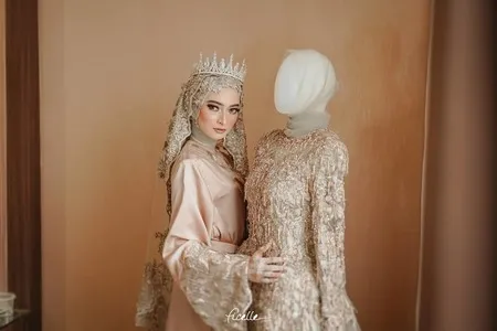 Potret Detail Baju Pernikahan Reza Zakarya - Valda Alviana, Usung Kemewahan Arab - Maroko