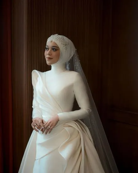 Potret Detail Dress Lesti di Acara Tasyakuran Pernikahan Ada Tulisan Leslar Besar - Kebaya Motif Merak Ngibing