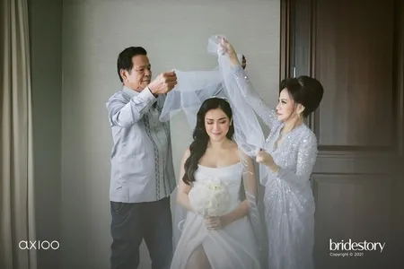 Potret Detail Wedding Dress Jessica Iskandar, Bergaya Bold Oblique High Slit - Pamer Kaki Jenjang