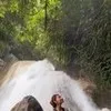 Potret Dinda Kirana Menikmati Momen Main ke Curug Leuwi