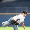 Potret Ganteng Lee Do Hyun Lempar Ceremonial Pitch di Pertandingan Doosan Bears