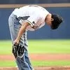Potret Ganteng Lee Do Hyun Lempar Ceremonial Pitch di Pertandingan Doosan Bears