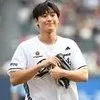 Potret Ganteng Lee Do Hyun Lempar Ceremonial Pitch di Pertandingan Doosan Bears