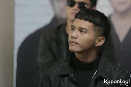 Potret Ganteng Yusuf Ubay Dikenalkan Sebagai Vokalis Baru ...