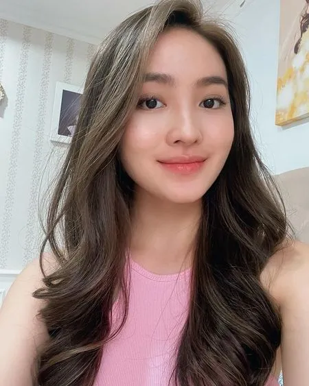 Potret Gaya Rambut Baru Natasha Wilona dengan Highlight Blonde di Bagian Depan, Tampil Glowing Bak K-Pop Idol!