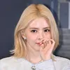 Potret Han So Hee Cantik Berambut Pirang di Konferensi Pers Film 'INTERN'
