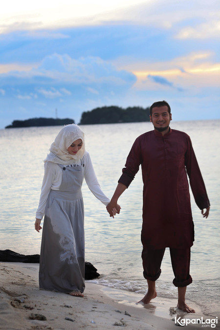 Potret Harmonis Boy Hamzah dan Istri di Pantai, Baca Quran Bareng