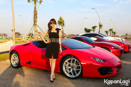 Potret Hot dan Kece Emily Young Ryu Pose di Mobil Sport Mewah, Kolab Syuting Bareng Puluhan Influencers