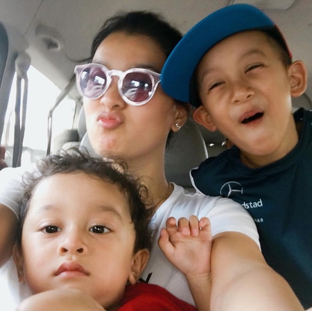 Potret Hot Mom Marcella Zalianty, Hangat Mesra Dengan Dua Anaknya