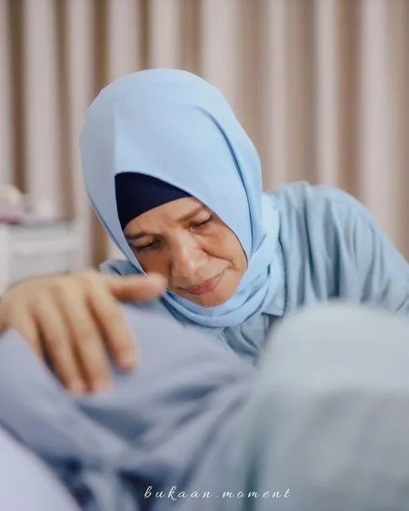 Potret Ibu Dinda Hauw yang Jadi Sosok di Balik Kesuksesan Sang Anak - Selalu Ada Dalam Suka dan Duka