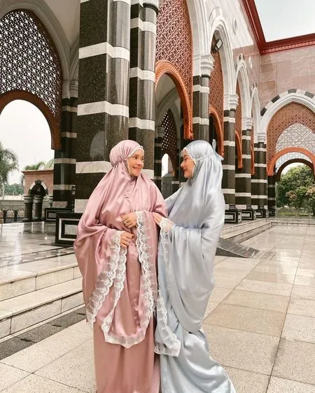 Potret Ibu Dinda Hauw yang Jadi Sosok di Balik Kesuksesan Sang Anak - Selalu Ada Dalam Suka dan Duka