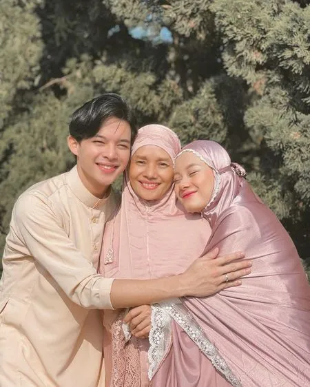 Potret Ibu Dinda Hauw yang Jadi Sosok di Balik Kesuksesan Sang Anak - Selalu Ada Dalam Suka dan Duka