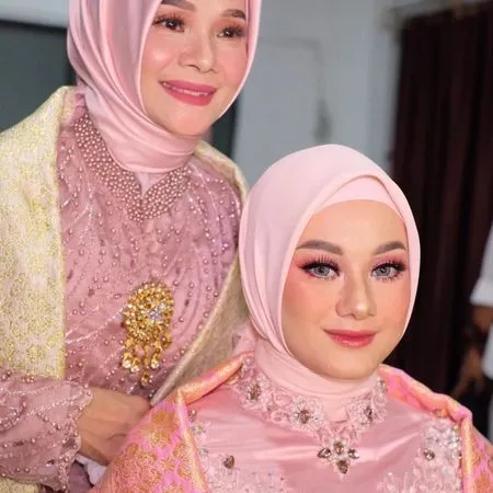 Potret Ibu Dinda Hauw yang Jadi Sosok di Balik Kesuksesan Sang Anak - Selalu Ada Dalam Suka dan Duka