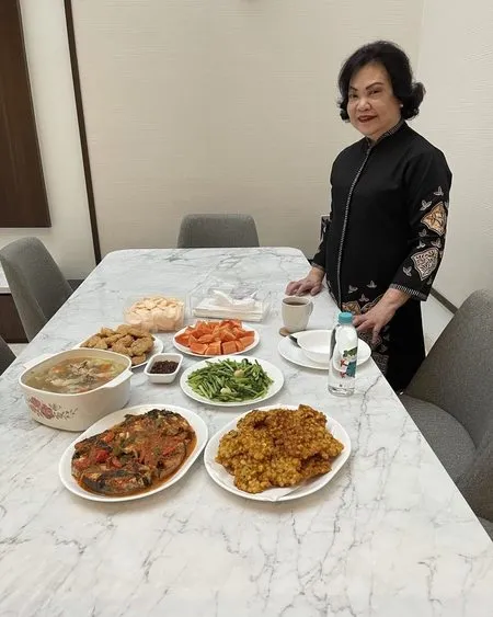 Potret Ibu Irma Moeis Mertua Sandra Dewi Rajin Berpose dengan Menu Makannya, Orang Kaya yang Suka Makan Tahu