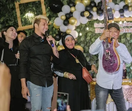 Potret Ibunda Via Vallen yang Dicibir Karena Jadi 'Toko Emas ...