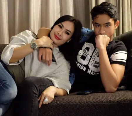 Potret Iis Dahlia dan Devano Danendra, Lengket Seperti Pacar