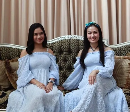 Potret Iis Dahlia Pakai Baju Pamer Bahu di Hari Lebaran, Dihujat Netizen Karena Terlalu Terbuka
