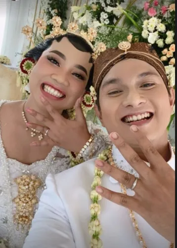 Potret Intimate Wedding Mumuk Gomez, Sah Menikah Dengan Pebisnis Kuliner - Tamu Online Heboh Nyari Makanan