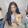 Potret IU Mirror Selfie, Casing & Pop Socket Gemas Bikin Salfok
